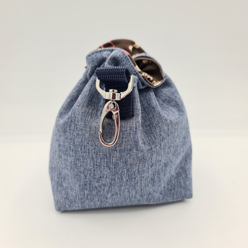 Futterbeutel mit integriertem Kotbeutelspender in Jeans Blau und Beige